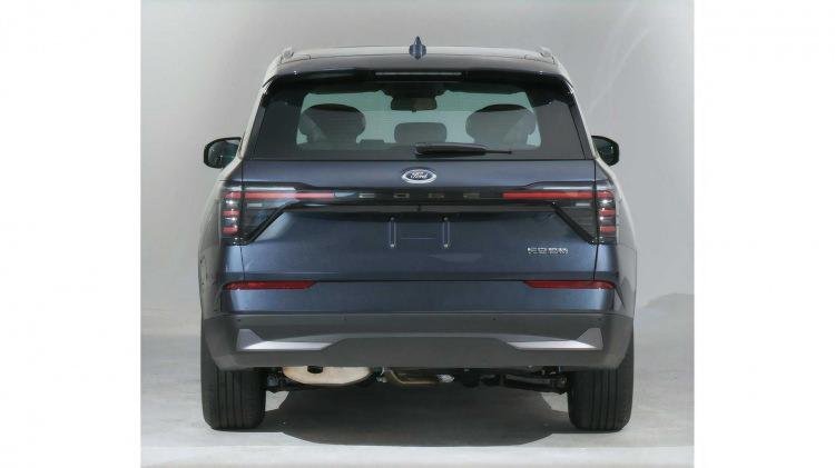 <p>Edge logosu da bu aydınlatma içerisine gömülmüş durumda. Aracın en dikkat çeken tasarım özelliği ise elektrikli kapı kolları. Gövdeye gömülü kollar, elektrik motorlu otomobillerdeki tasarımlara benzetilmiş.</p>