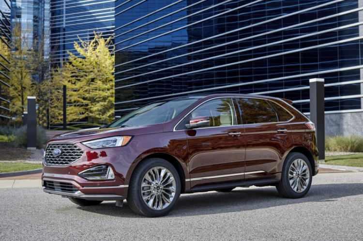 <p>Çin Sanayi ve Bilişim Teknolojileri Bakanlığı, ABD merkezli otomobil devi Ford ile ilgili önemli bir açıklama yaptı. Bakanlık tarafından yapılan açıklamada, Ford'un 2023 model SUV modeli Edge'in fotoğrafları paylaşıldı. Bu açıklama, Ford'un kısa bir süre içerisinde tanıtması beklenen SUV'unun neredeyse tamamen yenilendiğini ortaya koyuyor</p>
<p> </p>