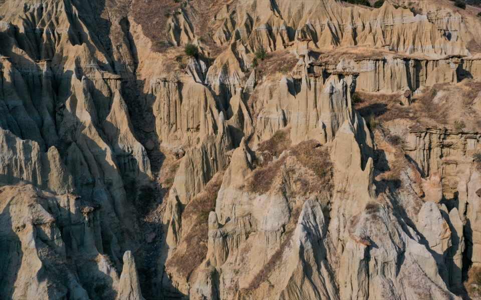 <p>Manisa'da, Sardes Antik Kenti, Kula Volkanları, Kula Peri Bacaları, Bintepeler ve Adala Kanyonu gibi tarihi ve doğal güzellikleri bünyesinde barındıran "Kula-Salihli UNESCO Global Jeoparkı", ziyaretçilerine zengin görsel deneyimler sunuyor.</p>
