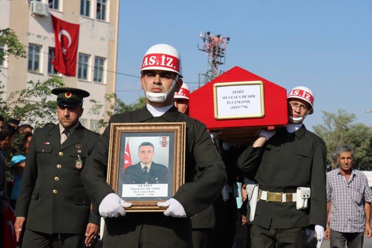 <p>Pençe-Kilit Harekatı bölgesinde 6 Ağustos'ta EYP'nin patlaması sonucu yaralanan ve tedavi gördüğü hastanede şehit olan İstihkam Uzman Onbaşı Mustafa Demir, memleketi Adıyaman'da son yolculuğuna uğurlandı.</p>

<p> </p>
