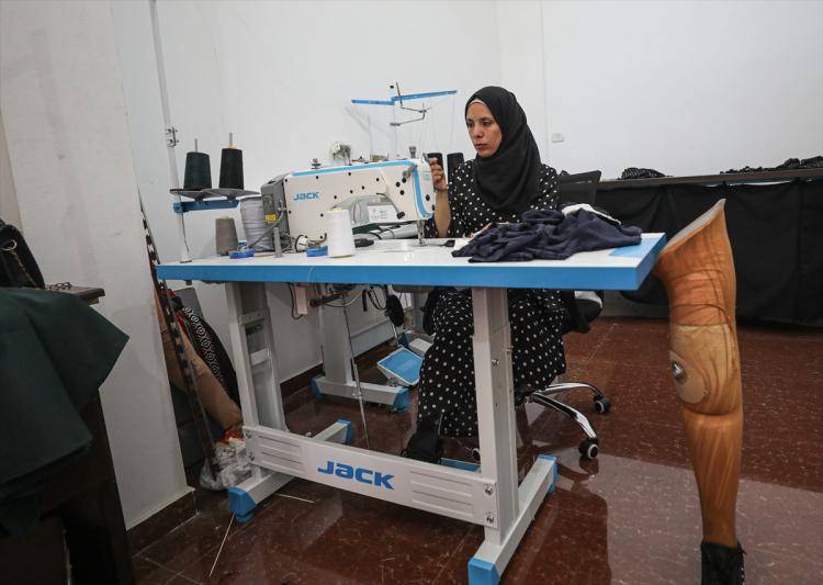<p>Gazze'nin içinde bulunduğu zor ekonomik koşullar nedeniyle doktorların tam istirahat tavsiyelerini yerine getiremeyen 34 yaşındaki genç kadın, aile bütçesine katkı sağlamak için kıyafet tasarımı ve dikimi yapıyor</p>

<p> </p>
