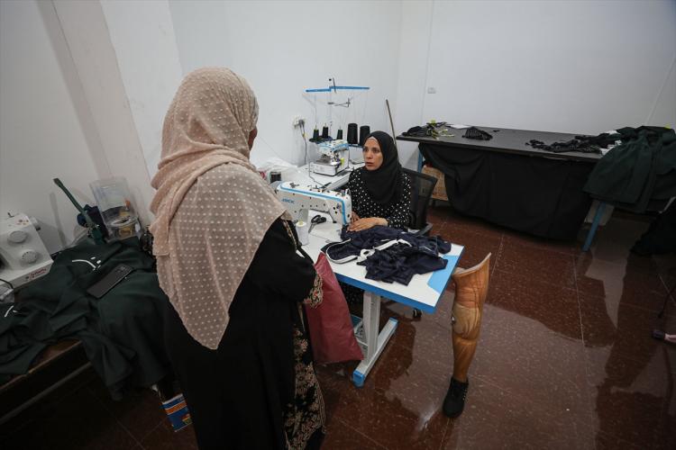 <p>Ayağına platin takıldıktan sonra Gazze'ye geri döndüğünü anlatan Esma, "Gördüğüm tedaviler nedeniyle karaciğerimde fonksiyon bozukluğu olmuştu. Bir süre ara vermek ve iyileşmek için Gazze'ye dönmüştüm. Tedavimi tamamlamak için tekrar Ürdün'e gitmek istediğimde ise İsrail tarafından bir sebep gösterilmeksizin engellendim. Yaklaşık 2 yıl boyunca da Gazze'de ameliyat yapacak doktor aradım." diye konuştu.</p>

<p> </p>
