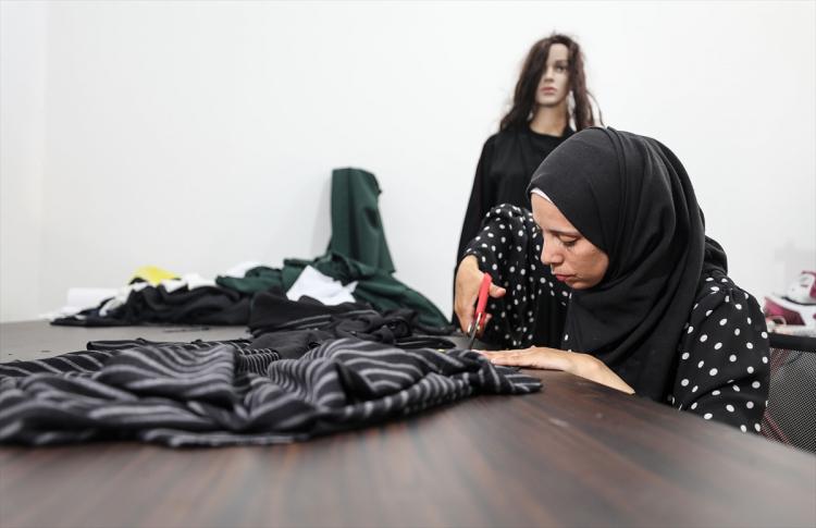 <p>Engellilere tavsiyelerde bulunan Esma Ebu Tayr, onları sağlık koşullarına teslim olmamaya, engellilik öncesi yaşamları için belirledikleri hedeflere ulaşıp hayallerini gerçekleştirmek için mücadeleye devam etmelerini tavsiye etti.</p>

<p> </p>

<p>Esma Ebu Tayr son olarak, uluslararası insan hakları örgütlerine, savaş zamanlarında Filistinli sivillere gerekli korumayı sağlama çağrısında bulundu.</p>

<p> </p>

<p>İsrail'in Gazze Şeridi'ne 2014'te karadan, havadan ve denizden başlattığı ve 51 gün süren saldırıda, Birleşmiş Milletler (BM) verilerine göre, 551'i çocuk 2 bin 158 Filistinli şehit oldu, 11 binden fazla kişi yaralandı.</p>
