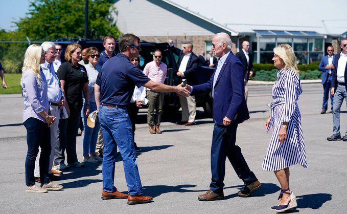 <p>First Lady Jill Biden ile Kentucky'ye ulaşan Biden'ı, burada Eyalet Valisi Andy Beshear ve eşi karşıladı.</p>

