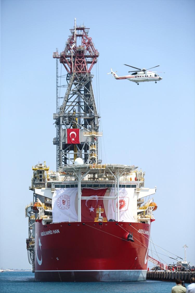 <p>Cumhurbaşkanı Recep Tayyip Erdoğan, Taşucu Limanı'nda Türkiye'nin hidrokarbon arama çalışmalarına katılacak Abdülhamid Han Sondaj Gemisi'nde incelemelerde bulundu.</p>

<p> </p>
