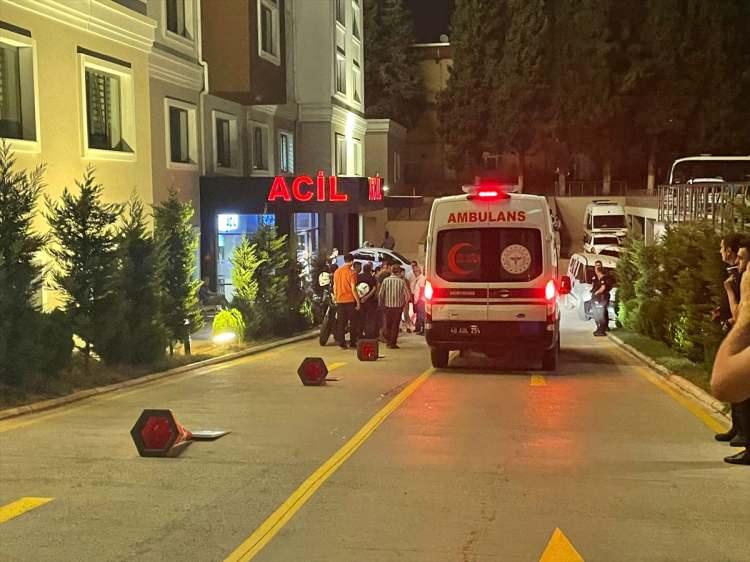 <p>Kahramanmaraş’ta cinnet geçiren gencin intiharından önce tabancayla öldürdüğü anne ve iki kardeşinin cenazeleri otopsi için morga götürüldü.</p>