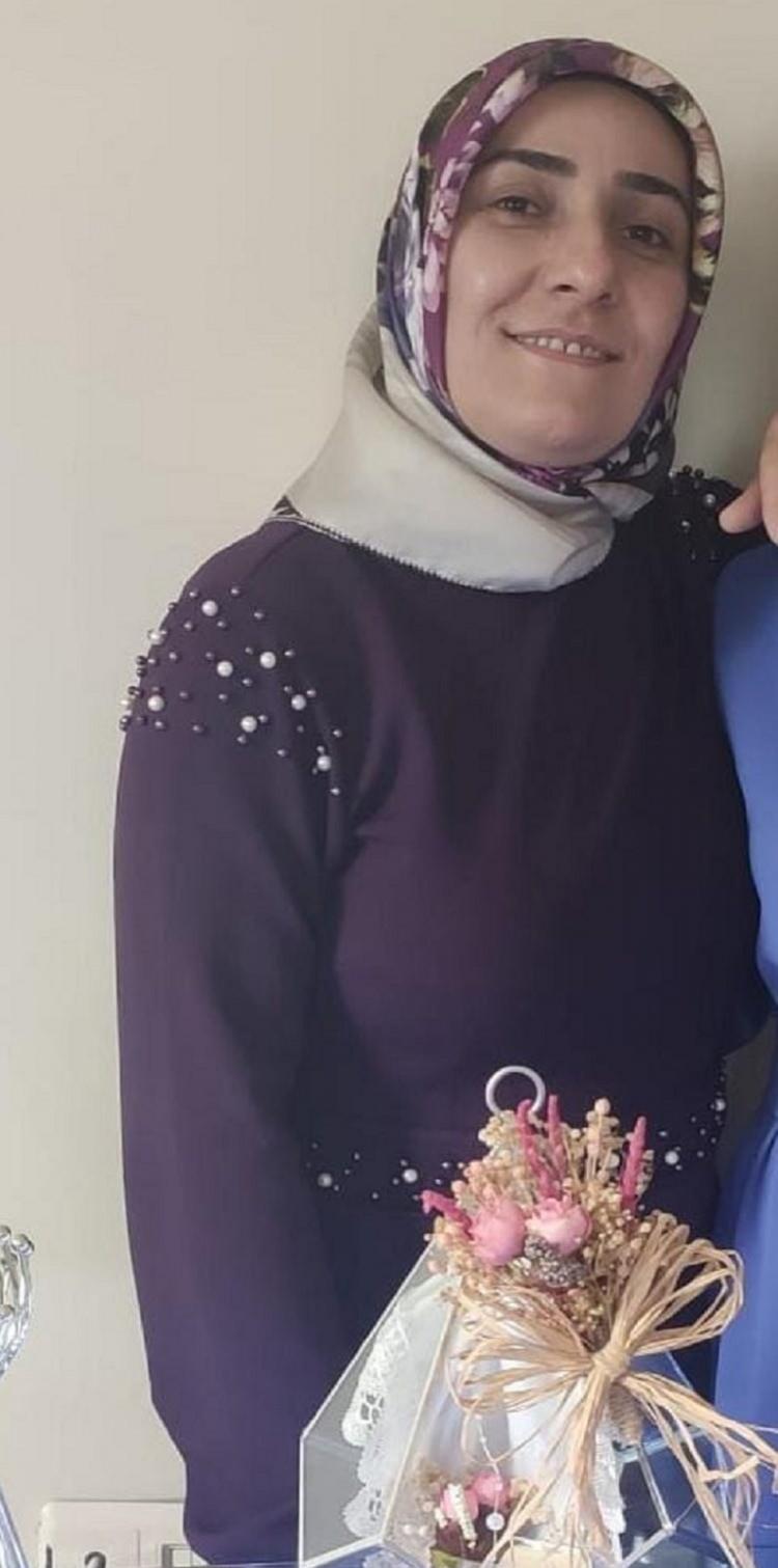 <p>Zeynep Erzi ise Gebze Fatih Devlet Hastanesi’nde yoğun bakımda tedaviye alındı. Gözaltına alınıp adliyeye sevk edilen Murat Erzi, çıkarıldığı hakimlikçe tutuklandı.</p>