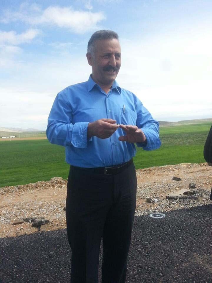 <p>'KAFASINDA GÖÇÜK VARDI' </p>
<p>Cafer Tayyar Akçay’ın cenazesi, MHP Çayırova Belediye Meclis üyesi olan kardeşi Davut Akçay tarafından adli tıptaki işlemlerin ardından teslim alındı. Akçay, ağabeyinin cenazesini kendisinin yıkadığını söyleyerek, “Ağabeyimin cenazesini yıkarken 4 bıçak yarasının kalbinde, 2 bıçak yarasının karnında, 1 bıçak yarasını sol ayağında olduğunu gördüm ayrıca sol kolunda kesik vardı. Bir de sanırım keserle vurulduğu için kafasında bir göçük vardı” dedi.</p>