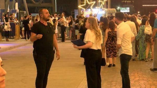 <p><strong>Polis ekiplerini gören hayranları kısa bir panik yaşasa da Erener'in konsere devam etmesi yüreklere su serpti. </strong></p>