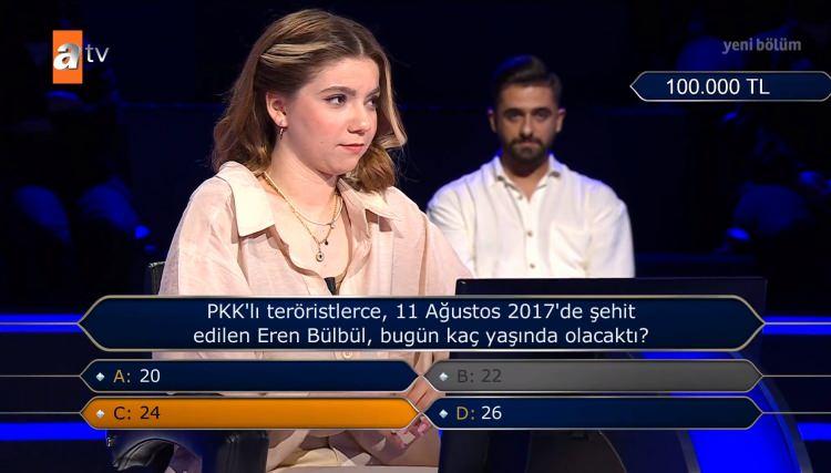<p><span style="color:#000000"><strong>Çift cevap joker hakkı olan yarışmacı, bu soruda joker hakkını kullanmak istemese de sonrasında karar değiştirdi.</strong></span></p>
