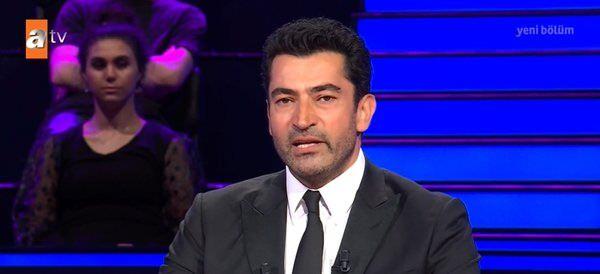 <p><span style="color:#000000"><strong>Ünlü oyuncu ve sunucu Kenan İmirzalıoğlu'nun sunumuyla ekranlara gelen ATV'nin Kim Milyoner Olmak İster yarışma programında bu hafta duygulu anlar yaşandı. 2017 yılında Trabzon'da PKK'lı teröristlerce şehit edilen Eren Bülbül hakkında gelen soru, başta İmirzalıoğlu'nu olmak üzere yarışmacıyı ve tüm izleyenleri duygulandırdı.</strong></span></p>
