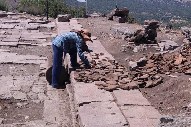 <p><strong>“Dünyada başka bir örneği yok”</strong></p>

<p>2004 yılından 2011 yılına kadar aralıksız olarak meclis binasında kazı yaptıklarını kaydeden kazı başkanı Sezgin, “Batı Anadolu’nun en önemli meclis binalarından biri ortaya çıktı. Burası, buluntuları ile çok özel bir binadır. Çok özel heykeller ve yazıtlar ele geçti. Bu yıl içerisinde açılması planlanan Manisa Arkeoloji Müzesinde sergilenecek, birçok dünya müzesinde göremeyeceğiniz çok önemli heykeller yer alacak. Örneğin kazılarda tanrıça Hestia heykeli ele geçti. Bu heykel, MÖ 2. yüzyıla ait, yaklaşık 2 metre 70 santimetre yüksekliğinde bir heykel. Helenistik Dönem'den günümüze ulaşmış tek tanrıça Hestia heykeli burada ortaya çıktı. Dünyada başka bir örneği yok. Çünkü antik dönemde Hestia heykellerinin çoğu bronzdan yapılmış ve zaman içerisinde eritilmiş. Bulduğumuz Hestia heykeli mermer olduğu için meclisin enkazı içerisinde kalmış ve biz onu 2004-2005 yıllarındaki kazılarda parça parça bulduk. Dünyanın hiçbir yerinde Helenistik Dönem'e ait bir Hestia heykeli yok. Hestia da dahil bulunan bu heykellerin restorasyonu yakında başlayacak ve Manisa Arkeoloji Müzesinde sergilenecek.</p>
