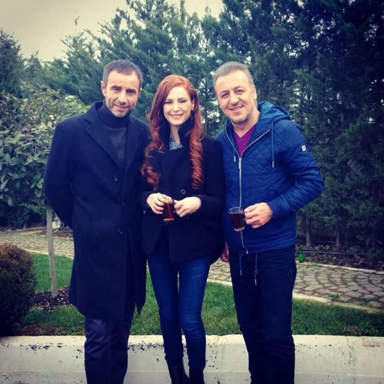 <p><span style="color:#B22222"><strong>Sosyal medya hesabından Medcezir dizisinin üçüncü bölümünde yer alan panayır sahnesinden bir fotoğraf karesini sosyal medya hesabından paylaşan ünlü oyuncu paylaşımına, “Aslında bu yoktu, içimden geldi” notunu da düştü.</strong></span></p>
<p> </p>