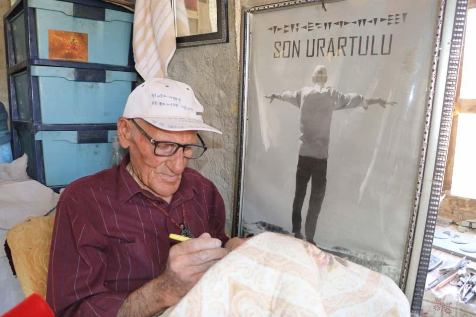 <p>Kuşman, "Şu anda dünyada Urartucayı bilen 12 kişiden biriyim. Şimdi taş levhalar üzerine Urartuca yazıp, süs eşyası olarak satıyorum. 2005'te emekli oldum. Emekliye ayrıldıktan sonra da burada gönüllü olarak kalmaya devam ettim. 17 yıldır gönüllü bekçilik yapıyorum" dedi.</p>
