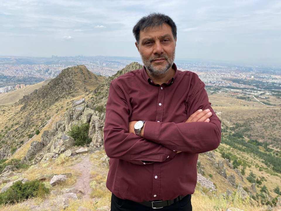 <p>Türk destan kahramanı Battal Gazi'nin babası Hüseyin Gazi'nin bir dönem mağarada yaşadığını vurgulayan Ayyıldız, "Bayağı büyük bir mağara ve içerisinde 8 ay boyunca çıkan su var. Burayı ziyarete gelen insanlar hem türbemizi hem de o mağarayı ziyaret etmek istiyorlar. Aynı Hacı Bektaş’taki delikli taş misali. Ancak orası askeri alanda kaldığı için ziyarete götüremiyoruz. </p>

