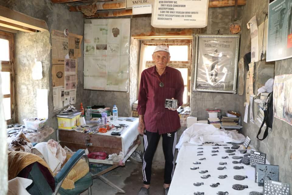 <p>Van'ın Gürpınar ilçesinde Urartu dönemine ait Çavuştepe Kalesi'nde, son 17 yılı gönüllü olmak üzere 60 yıldır bekçilik yapan Mehmet Kuşman (82) kasım ayında bekçiliği bırakacağını söyledi.</p>
