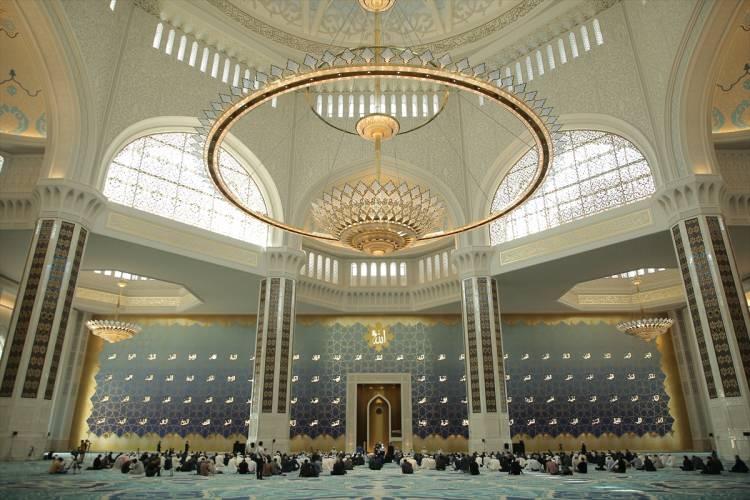 <p>Kazakistan Cumhurbaşkanlığı görevinden istifa etmeden bir gün önce söz konusu caminin temelini Cumhurbaşkanı Kasım Cömert Tokayev ile attıklarını anımsatan Nazarbayev, "Temel atma töreninde, Allah'a halkımızın geleceğini ve devletimizin özgürlüğünü daim etmesi için dua ettik." ifadesini kullandı.</p>