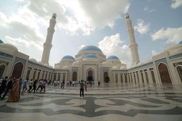 <p>Kazakistan'da inşaatı tamamlanan Orta Asya'nın en büyük camisi olma özelliğine sahip Büyük Nur Sultan Camisi, törenle açıldı.</p>
