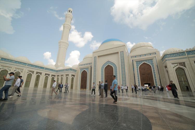 <p>Nazarbayev, caminin iş insanları ve gönüllüler tarafından finanse edildiğine dikkati çekerek yapının ana müteahhidi Türk iş insanı Fettah Tamince, Sembol İnşaat ve çalışanlarına teşekkür etti.</p>