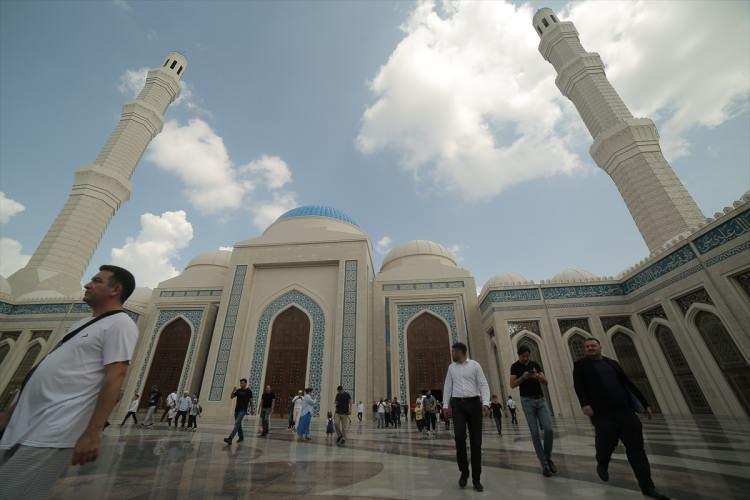 <p>Tamince, caminin tasarımını Türk ve Orta Doğulu mimarların yaptığını ifade ederek "Halk sadece bugün değil, cami minaresi ortaya çıktığından beri yoğun ilgi gösteriyor. Herkes camiyi ve inşaat süresini yakından takip etti. Bugün hemen hemen görüştüğüm herkesten çok olumlu dönüşler aldık. İnsanlar hem büyüklüğünden, iç mimarisinden ve yapısından etkilendiklerini söylüyorlar. Bu bizi çok gururlandırdı." dedi.</p>