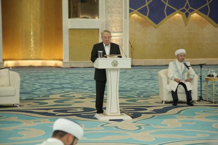 <p>Nazarbayev, burada yaptığı konuşmada, camiyi bağımsızlık döneminde ülkenin egemen olmasında yar ve yardımcı olan Yüce Allah'ın için inşa ettirdiğini belirterek "Bu caminin ibadete açılması sadece başkentimiz ve ülkemiz için değil, tüm Müslüman alemi için önemli olay." dedi.</p>