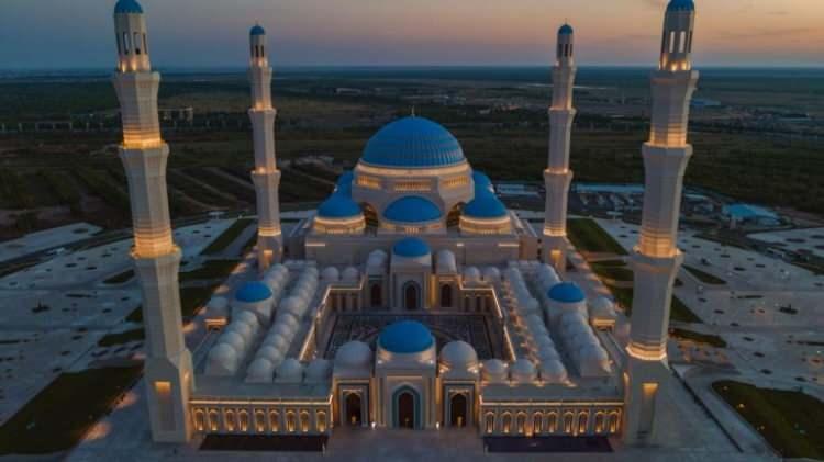 <p>Törene katılan Türkiye'nin Nur Sultan Din Hizmetleri Müşaviri Neşet Bodur da mübarek cuma gününde "şaheser" niteliğindeki caminin açılışına tanıklık ettiklerini söyledi.</p>