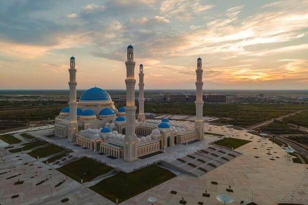 <p>Bodur, "Gerçekten benim çok hoşuma gitti. Bir şaheser diyorum. Çünkü sadece cami olmasının yanında kütüphanesi, mektebi, diğer alanlarıyla hele etrafına baktığımızda bahçeleriyle şaheser diyebileceğimiz bir müessese. Emeği geçen herkese ülkemiz adına çok teşekkür ediyorum. İnsanlar akın akın geliyorlar. Seviniyorlar. Böyle bir eserin yapılmış olması Kazak halkını da son derece sevindirdiğini düşünüyorum.” dedi.</p>