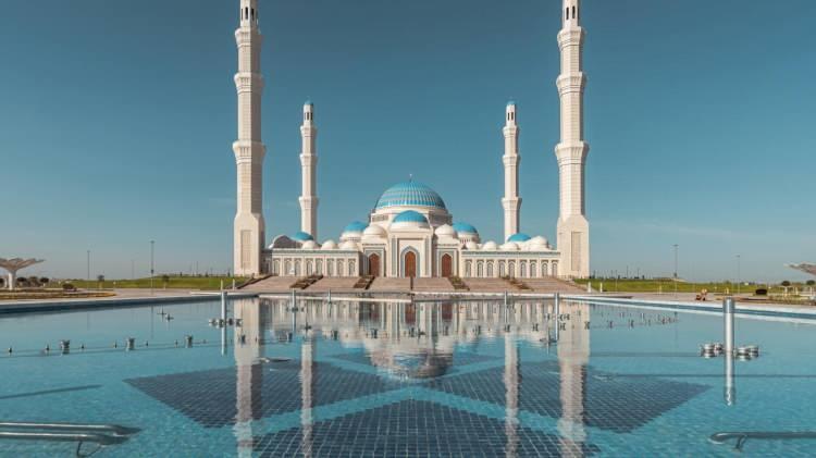 <p>Gök mavisi rengi ve 62 metre genişliğe sahip ana kubbesiyle dünyada tek olan Büyük Nur Sultan Camisi, her biri 134 metre yükseklikteki dört minaresi ve dört yan kubbesi ile uzaktan göz kamaştırıyor.</p>