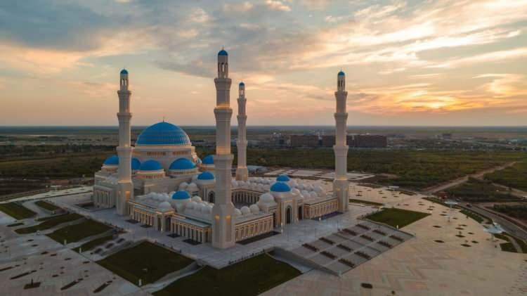 <p>Bünyesinde İslam Müzesi, kütüphanesi, nikah salonu, Kuran-ı Kerim derslikleri, konferans salonu ve kapalı otoparkı da bulunan Büyük Nur Sultan Camisi'nin, ülkenin yeni sembollerinden biri olması bekleniyor.</p>