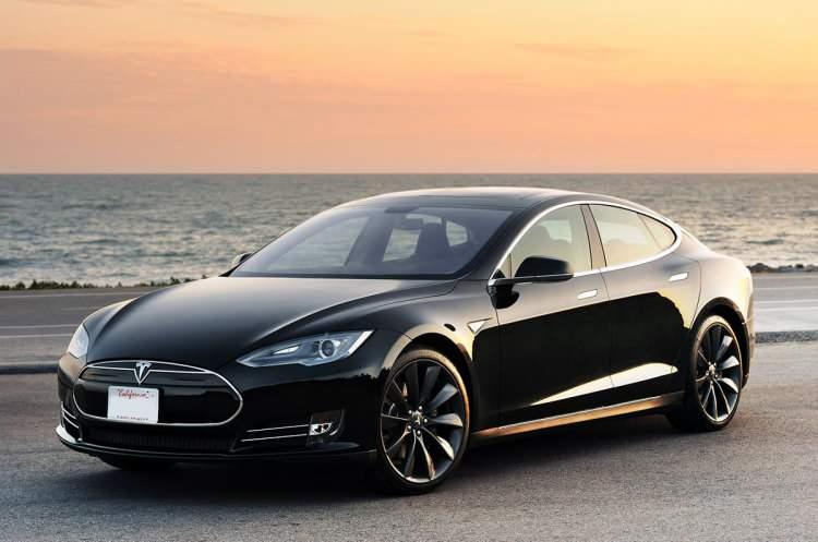 <p> Elektrikli otomobillerin toplam satışlardaki payı yüzde 0,3'ten yüzde 0,8'e ve hibrit otomobillerin payı da yüzde 8,6'dan yüzde 9,5'e çıktı. Veriler, dünyada da yaygınlaşmakta olan elektrikli ve hibrit otomobillerin, Türkiye otomobil pazarından aldığı payın düşük seviyelerde olduğuna işaret etti. </p>
