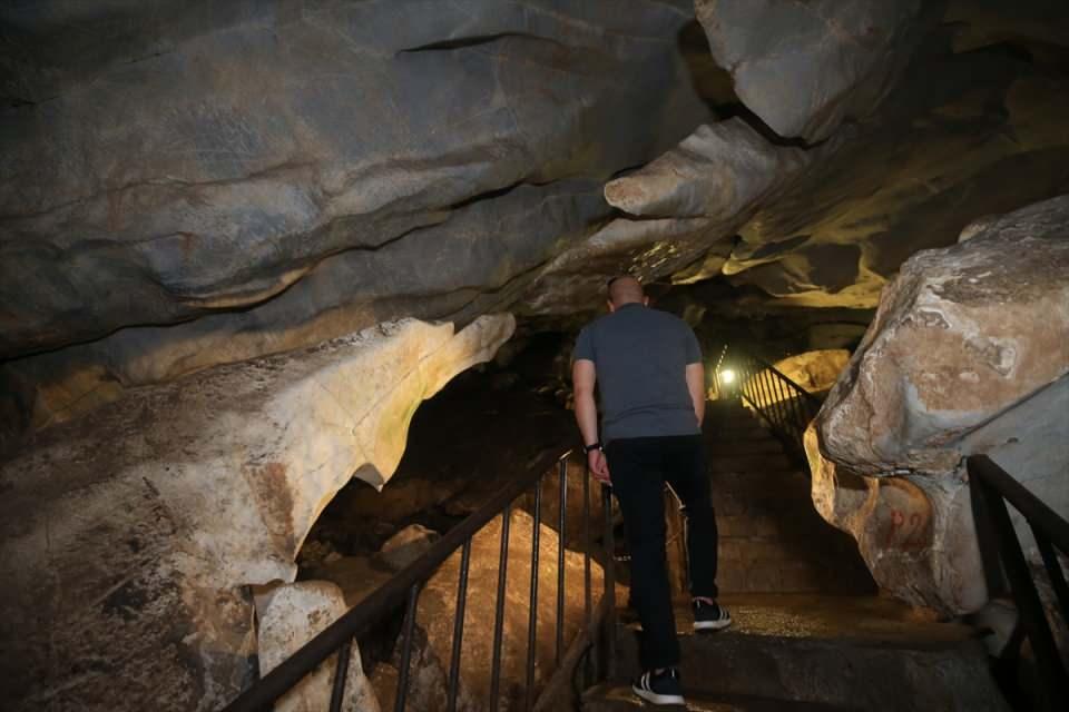 <p>Mağarayı ziyaret eden yerli turistlerin yanı sıra yabancı turist sayısının da arttığını anlatan Canbek, şöyle devam etti:</p>
<p>"Özellikle ziyaretçi sayısı son yıllarda 500 binin üzerinde gerçekleşmiş olup, sağlık ve karavan turizminin gözdesi haline gelmiştir.</p>