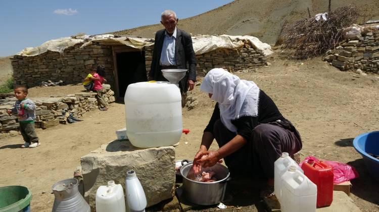 <p>Hayatımızın bir bölümü burada geçiyor. 2 aydır burada koyunların peşindeyiz. Yayla hayatımızın bu yıl sonuna yaklaştık. Önümüzdeki hafta inşallah döneceğiz. Kendi evimize gideceğiz. Orada da yine yorucu hayata başlıyoruz” diye konuştu.</p>
