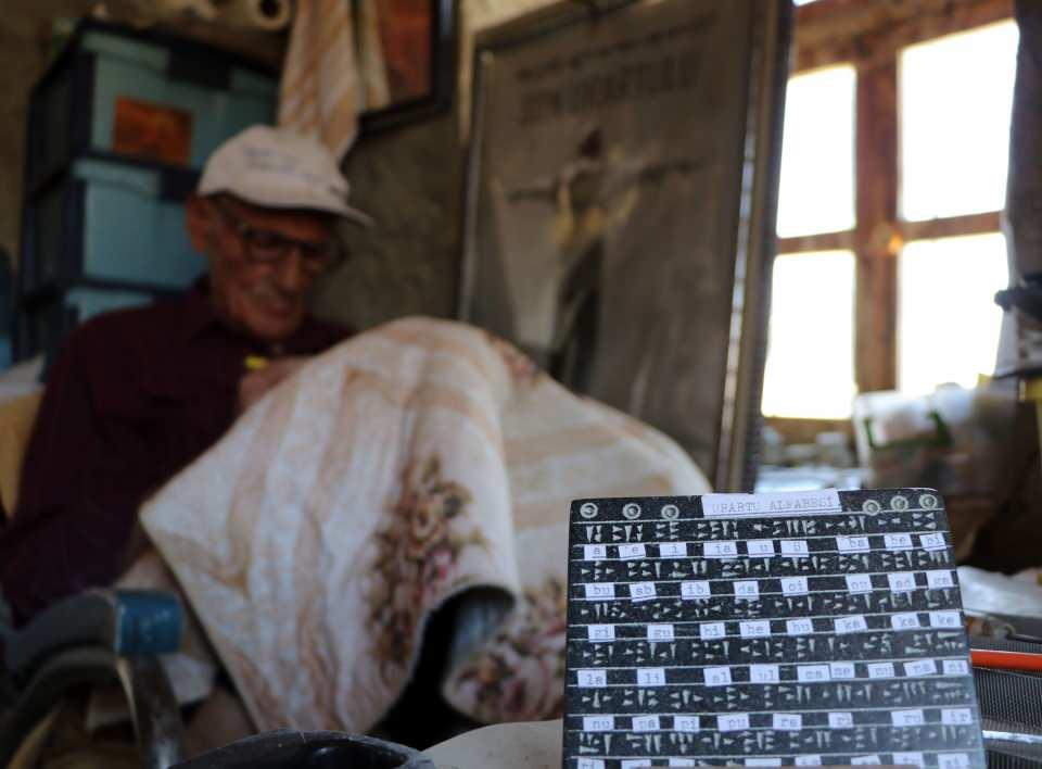 <p>O da şimdi Hakkari'nin Yüksekova ilçesinde müdürlük yapıyor. 60 yıl aralıksız bekçilik yapmak benim için iyi bir şeydi. 25 yaşında olsaydım, başka bir işten teklif dahi gelseydi yine Çavuştepe'de bekçilik yapardım. Burada çok güzel günlerim oldu" ifadelerini kullandı.</p>