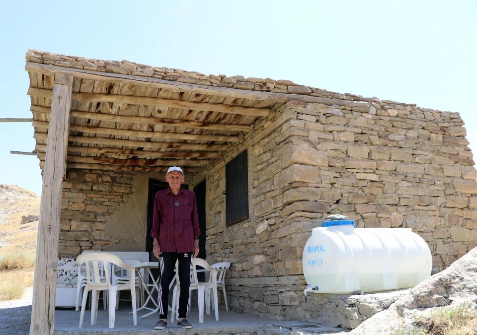 <p>Kim oldukları soruşturunca bana arkeolog olduğunu söylediler. Bir süre sonra tanıştığım hoca, bana kale bekçisi olacağımı söyledi. Valilikten onay alındıktan sonra bekçiliğe başladım. </p>
