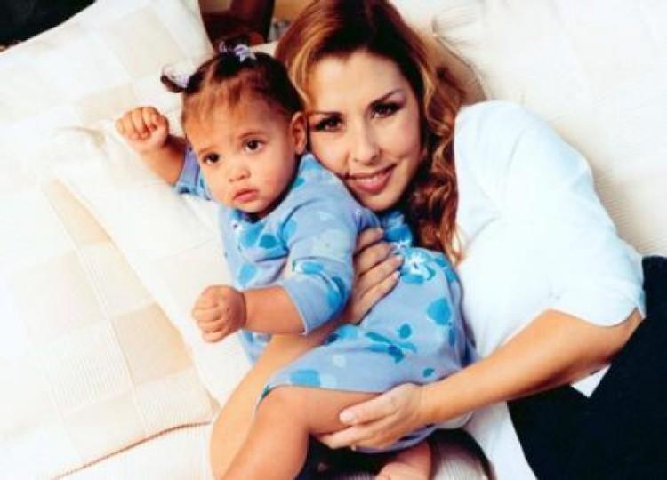 <p><strong>Türk Pop müziğinin başarılı isimlerinden biri olan Nilüfer, daha 4 aylıkken Çocuk Esirgeme kurumundan evlat edindiği kızı Ayşe Nazlı 23 yaşına geldi. Annesiyle güçlü bağıyla dikkat çeken Ayşe Nazlı güzelliğiyle dikkat çekti. İşte şarkıcı Nilüfer'in kızı Ayşe'nin son hali...</strong></p>
