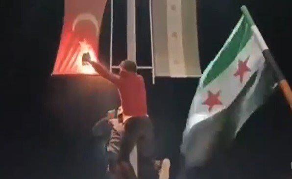 <p><span style="color:#800000"><strong>Suriye'nin kuzeyinde yer alan bazı kentlerde dün gece eylemler yapıldı. Eylemler sırasında Türkiye bayrağının yakılması büyük tepki çekti. </strong></span></p>
