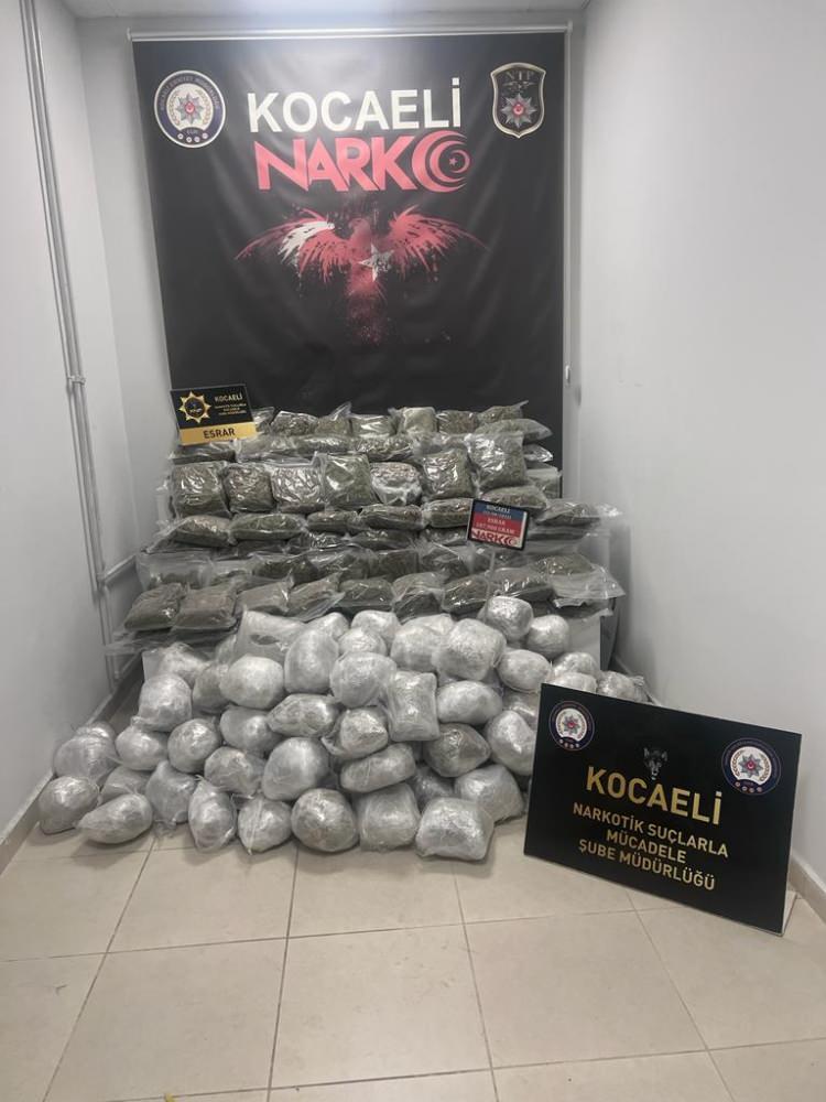 <p>Narkotik köpeğiyle de arama yapıldı. Köpeğin tepki vermesi üzerine taş döşemeler, tek tek kaldırıldığında sandıklar ortaya çıktı.</p>