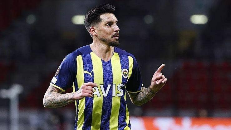 <p><strong>Jose Sosa'nın yeni takımı belli oluyor</strong></p>

<p>Fenerbahçe'deki sözleşmesinin sona ermesinin ardından yeni adresi merak edilen Jose Sosa'nın transferiyle ilgili flaş bir gelişme yaşandı. Adı Süper Lig takımlarıyla da anılan deneyimli futbolcunun yeni takımı belli oldu. </p>

<p>El Dia'nın haberine göre; Jose Sosa'nın Arjantin Ligi ekiplerinden Estudiantes ile anlaşma sağladığı ifade edildi. Deneyimli oyuncunun yeni takımıyla 1.5 yıllık sözleşme imzalayacağı belirtildi. </p>
