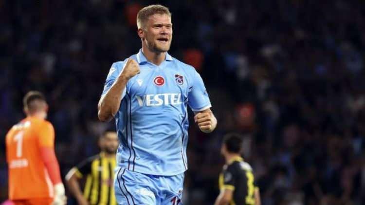 <p><strong>Club Brugge'den Cornelius atağı!</strong></p>

<p>Cornelius'un menajeri Per Steffensen, Trabzonspor'un sezona çok iyi bir giriş yapan Danimarkalı golcüsü Andreas Cornelius'a Belçika ekibi Club Brugge'ün talip olduğunu duyurdu.</p>

<p>Tipsbladet'e konuşan Cornelius'un menajeri Per Steffensen, Club Brugge'ün bu yaz Cornelius'u kadrosuna katmak adına büyük bir isteği olduğunu belirtti. Steffensen, geçtiğimiz yaz Parma'dan Trabzonspor'a transfer olurken Cornelius için Kopenhag ihtimalinin de bulunduğunu fakat şimdi Şampiyonlar Ligi için Trabzonspor ile karşılaşacak Danimarka ekibinin maliyetli bulduğu için transferi istemediğini belirtti.</p>
