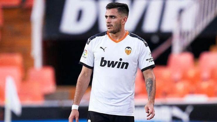 <p><strong>Maxi Gomez'de yeni gelişme</strong></p>

<p>İspanyol basını, Fenerbahçe’nin Maxi Gomez için son olarak 8 milyon Euro’nun yanı sıra bonus teklif ettiğini yazdı. Kapıyı 12 milyon Euro’dan açan Valencia, bu öneriye sıcak bakıyor. Ancak Uruguaylı oyuncunun ayak kemiğindeki tekrarlayan sakatlığı kafalarda soru işareti oluşturdu.</p>

<p>Sarı-Lacivertliler’in, Valencia ile anlaşma sağlaması halinde 25 yaşındaki yıldızı detaylı bir sağlık kontrolünden geçireceği kaydedildi. Muayene sonucunda sakatlığın ‘ciddi ve kronik olmadığı’ tespit edilirse, transferin resmiyete dökülmesi için son aşamaya geçileceği kaydedildi. (Fanatik)</p>

<p> </p>
