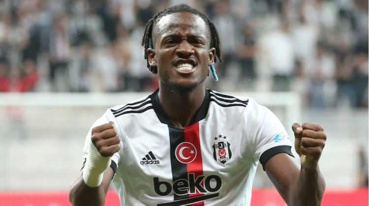 <p><strong>Fenerbahçe'de Batshuayi sesleri!</strong></p>

<p>Spor Toto Süper Lig'e Ümraniyespor beraberliği ile başlayan ve golcü arayışlarına hız veren Fenerbahçe'de sürpriz bir isim gündeme geldi.</p>

<p>Bonservisi İngiliz devi Chelsea'de bulunan Michy Batshuayi'nin sarı-lacivertli ekibe önerildiği öğrenildi. İngiliz ekibiyle bir yıl daha kontratı bulunan Belçikalı forvet oyuncusu ile görüşme yapıldığı iddia edildi. 2016'da 39 milyon Euro karşılığında Marsilya'dan Chelsea'ye transfer olan Batshuayi, Dortmund, Valencia, Cyrstal Palace'tan sonra geçen sezon da Beşiktaş'ta forma giymişti. Belçikalı futbolcu geçen sezon Süper Lig'de 33 maçta 14 gol atıp, beş asist gerçekleştirdi. Yönetim, Batshuayi ve kulübüyle temaslarını da sürdürüyor. </p>

<p>(Yeni Asır)</p>
