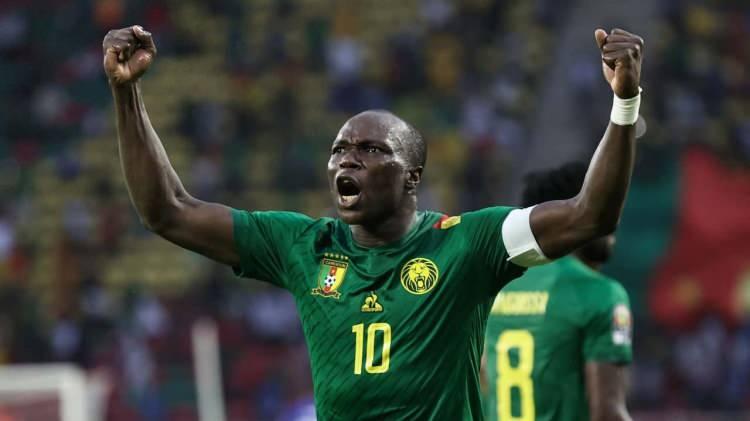 <p><strong>Fenerbahçe'den Aboubakar bombası!</strong></p>

<p>Fenerbahçe'de Vincent Aboubakar ismi gündeme bomba gibi düştü. Sarı-lacivertlilerin listesinin başında Suudi Arabistan'da Al Nassr forması giyen Vincent Aboubakar bulunuyor. </p>

<p>Fenerbahçe'nin Kamerunlu oyuncuyla ilk temasları kurduğu ve kulübüne birkaç gün içerisinde resmi teklifin sunulacağı öğrenildi.</p>

<p>Milliyet'in Suudi Arabistan basınına dayandırdığı habere göre de; Kamerunlu forvet, Al-Nassr'da yaşanan maddi kriz nedeniyle takımdan ayrılmak istiyor. Kamerunlu forvetin Al-Nasr'dan ayrılarak yeniden Süper Lig'e dönüş hazırlığında olduğu iddia ediliyor.</p>

<p>Bu sezon 24 maça çıkan Kamerunlu Aboubakar, bu maçlarda takımına 8 gol ve 4 asistlik katkı sağladı.</p>
