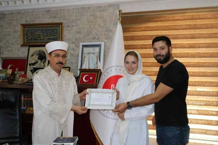 <p>​Ukrayna'da tanıştığı Mahsum Koçak ile geldiği Türkiye'de evlenen Alina Kolos, Müslüman olmaya karar verdi. Mardin Müftülüğüne başvuran Kolos için ihtida töreni düzenlendi. Tören, İl Müftüsü Ali Hayri Çelik’in katılımı ile İl Müftülüğü Din Hizmetleri Şube Müdürü Ahmet Dede’nin Kur’an-ı Kerim tilavetiyle başladı.</p>

