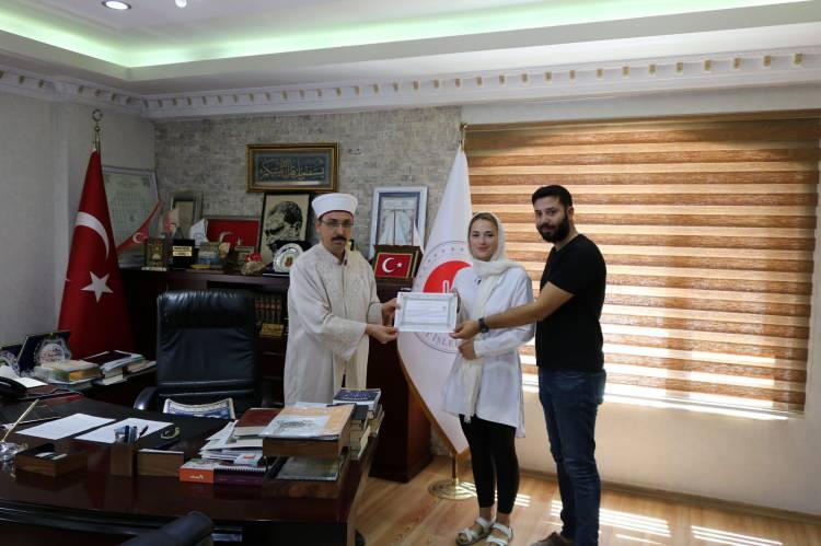 <p>Kolos, "En büyük arzum sevdiğim eşim ile birlikte mutlu ve huzurlu bir hayat sürdürmek. Doğacak çocuklarımın da Müslüman olarak büyümelerini istiyorum" dedi.</p>