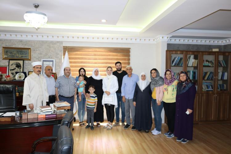 <p>Tören, İl Müftüsü Çelik tarafından Alina Kolos’a verdiği İhtida belgesi, Kur’an-ı Kerim, Aile İlmihali ve Kur’an’dan öğütler kitaplarının takdimiyle son buldu. </p>
<p><strong>KAYNAK: DHA</strong></p>
<p> </p>