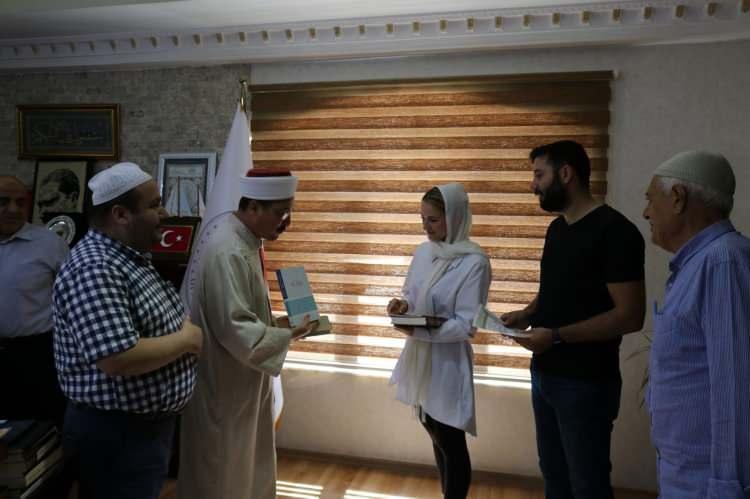 <p><strong><span style="color:#B22222">'MÜSLÜMAN ARKADAŞIMDAN ETKİLENEREK İSLAM'I SEÇTİM'</span></strong></p>
<p><span style="color:#000000"><strong>Kolos, hiç kimsenin etkisi veya baskısı olmadan Müslüman bir arkadaşından etkilendiği için İslam'ı seçtiğini söyledi. Kolos, "En büyük arzum sevdiğim eşim ile birlikte mutlu ve huzurlu bir hayat sürdürmek. Doğacak çocuklarımın da Müslüman olarak büyümelerini istiyorum" dedi.</strong></span></p>