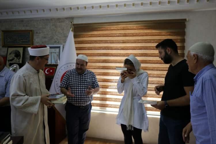 <p><span style="color:#000000"><strong>Tören, İl Müftüsü Çelik tarafından Alina Kolos’a verdiği İhtida belgesi, Kur’an-ı Kerim, Aile İlmihali ve Kur’an’dan öğütler kitaplarının takdimiyle son buldu.</strong></span></p>
<p> </p>