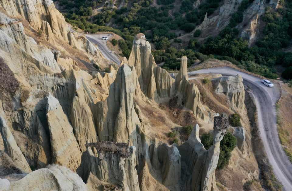 <p>UNESCO tarafından da tescillenen, 2 bin 320 kilometrekarelik saha, parayı icat eden uygarlık olarak tarih sayfalarında yerini alan Lidyalılardan izler taşıyor.</p>
<p> </p>