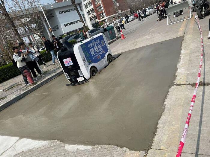 <p>Kurumamış bir çimento üzerinde yürütülmeye çalışan Kargo Robotu</p>
