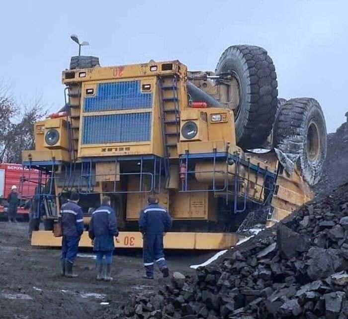 <p>Ters dönmüş bir iş aracı</p>
